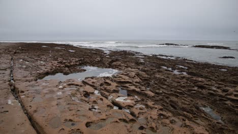 Una-Playa-Con-Interesantes-Formaciones-Rocosas-En-Las-Afueras-De-Swakopmund-En-Un-Día-Nublado-Y-Brumoso