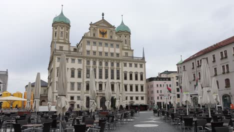 Augsburg-Town-Hall-And-Restaurant-Table-And-Chairs-At-Rathausplatz-In-Augsburg,-Bavaria,-Germany