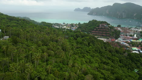 Filmische-Luftaufnahmen-Der-Insel-Kho-Phi-Phi,-Thailand,-Asien,-Drohne