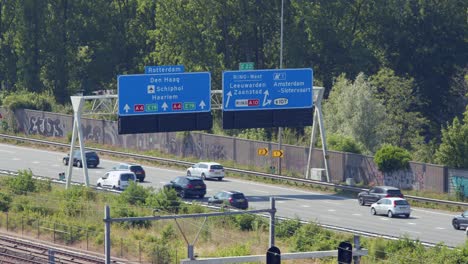 Verkehrsschilder-über-Fahrzeugen,-Die-Auf-Der-Autobahn-A10-In-Amsterdam,-Niederlande,-Fahren