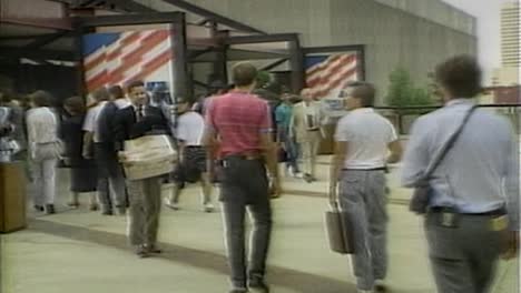 1987-Atlanta-Democratic-National-Convention-Schild,-An-Dem-Menschen-Vorbeigehen