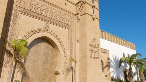 Establishing-shot-of-entrance-to-Conseil-Constitutionnel,-Rabat,-Morocco