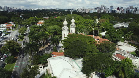 Aerial-view-circling-the-Igreja-Nossa-Senhora-do-Brasil,-in-sunny-Sao-Paulo