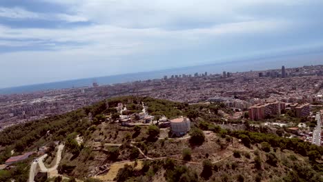 Eine-Luftdrohne-Schoss-Einen-Vollständigen-Blick-Auf-Die-Skyline-Von-Barcelona-Und-Eine-Riesige-Katalanische-Gemeinde-Mit-Der-Sagrada-Familia-In-Der-Ferne