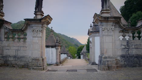 Treppe-Zum-Heiligtum-Nossa-Senhora-Da-Peneda-Im-Geres-Nationalpark,-Die-Zum-Ausgang-Führt