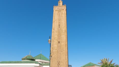 Vista-Inclinada-Hacia-Arriba-Del-Minarete-De-La-Mezquita-Shohada.
