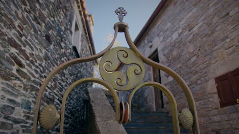 Vierbeinige-Triskel-Dekoration-In-Einem-Brunnen-In-O-Cebreiro-Galicia-Mit-Muscheln-Von-St.-James-In-Zeitlupe