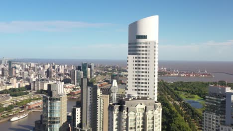 Aerial-panoramic-view-of-the-tallest-skyscraper-in-Puerto-Madero,-Buenos-Aires