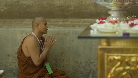 Ein-Buddhistischer-Mönch-Betet-Unter-Dem-Heiligen-Bodhi-Baum,-Unter-Dem-Gautama-Buddha-Angeblich-Die-Erleuchtung-Erlangt-Hat