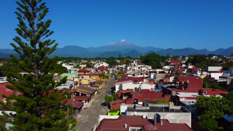 Spektakuläre-Drohnenansicht-Des-Vulkans-Citlaltepec-Aus-Cordoba,-Veracruz,-Mexiko