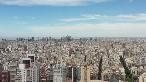 Luftpanorama-Von-Buenos-Aires,-Argentinien,-Drohne,-Die-Langsam-über-Den-Las-Heras-Park-Absteigt