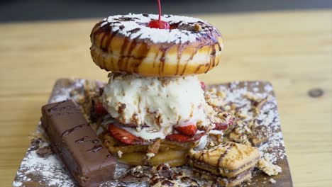 Donut-Dessert-Mit-Eis,-Keksen-Und-Erdbeeren,-Süß