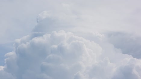 Zeitrafferansicht-Der-Wolkenlandschaft-Von-Weißen,-Flauschigen-Wolken,-Die-Sich-Im-Wind-über-Einem-Blauen-Himmel-Bewegen