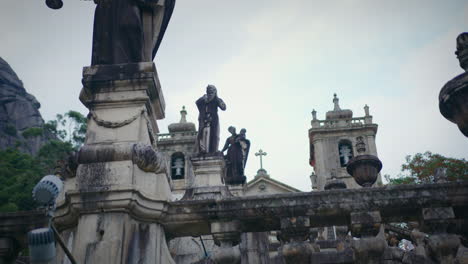 Santuario-De-Nuestra-Señora-De-Peneda-En-Geres-Escalera-Estatuas-Plano-Medio