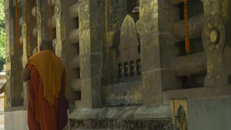 Buddhistischer-Mönch-Betet-Unter-Dem-Bodhi-Baum,-Unter-Dem-Gautama-Buddha-Angeblich-Die-Erleuchtung-Erlangt-Hat