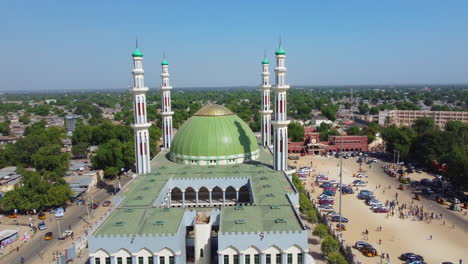 Maiduguri-Central-Mosque,-Mosque-of-the-Borno-Emirate-empire-in-northern-Nigeria---aerial-reveal