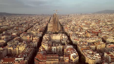 Eine-Filmische-Drohnenaufnahme-Aus-Der-Luft-Von-Ganz-Katalonien-Mit-Der-Kathedrale-Sagrada-Familia