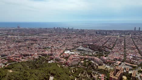 Eine-Klare-Filmische-Weitwinkel-Luftdrohne-Der-Stadtlandschaft-Von-Barcelona