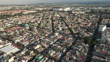 Paisaje-Urbano-Sobre-El-Norte-De-La-Ciudad-De-México-Sobrevuelo-Aéreo-Drone-Estableciendo-Toma,-Viajando-Hacia-La-Izquierda