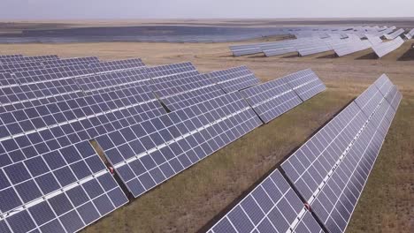 Solar-power-generation:-Solar-panel-array-aimed-at-bright-prairie-sky