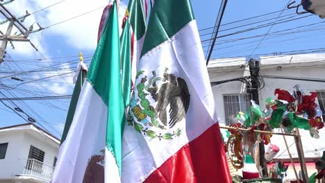 Mexikanische-Flaggen,-Die-Von-Einem-Straßenhändler-Verkauft-Werden