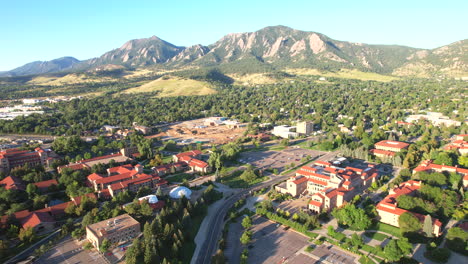 Boulder,-Colorado-Landschaft-Mit-Den-Flat-Irons-Und-Dem-Chautauqua-Park-Im-Hintergrund-Und-Dem-Campus-Der-University-Of-Colorado-Boulder-College-Im-Vordergrund