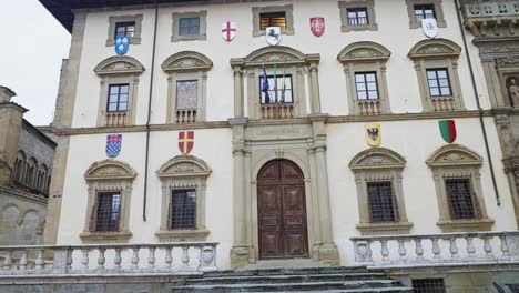 Blick-Nach-Oben-Auf-Die-Fassade-Des-Palazzo-Della-Fraternita-Dei-Laici-Auf-Der-Piazza-Grande,-Arezzo,-Italien