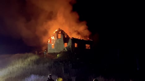 Brennendes-Haus-Brennt-Nieder,-Während-Feuerwehrleute-Und-Polizei-Die-Ausbreitung-überwachen