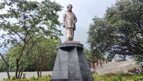 Estatua-Conmemorativa-De-Ambareesh,-Actor-Indio,-Personalidad-De-Los-Medios-Y-Político-Del-Estado-De-Karnataka.