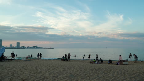 Menschen-Entspannen-Am-Strand-Von-Sokcho-In-Südkorea