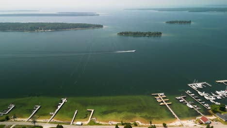 Luftaufnahme-Von-Hessel,-Michigan,-Les-Cheneaux-Islands