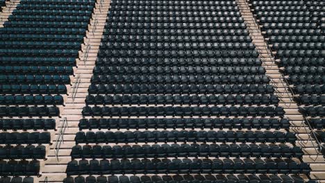Tausende-Von-Leeren-Stadionstühlen-Aus-Blauem-Kunststoff-Ohne-Fans-In-Einer-Industriellen-Olympischen-Fußball-Sportarena-Konzerthalle-In-Winnipeg,-Manitoba,-Kanada