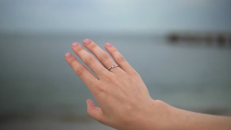 Frisch-Verlobte-Person-Blickt-Auf-Ring-Am-Finger