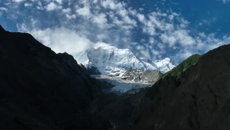 Increíble-Y-Hermosa-Montaña-Rakaposhi-Cubierta-De-Nieve-Con-Nubes-Claras