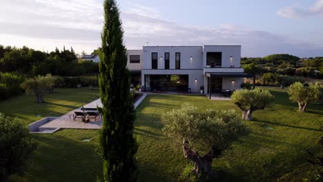 Aerial-dolly-shot-of-a-luxury-villa-with-a-private-pool-in-Uzès,-France-during-summer