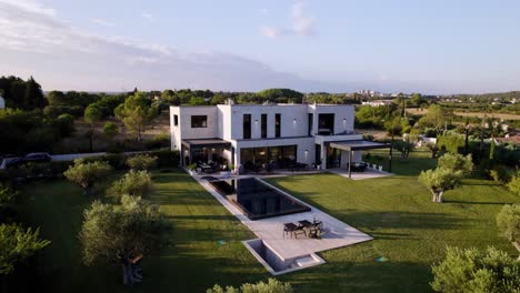 Aerial-establishing-shot-of-a-modern-villa-with-a-private-pool-in-the-countryside-of-Uzes