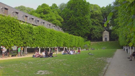Gente-Disfrutando-De-Su-Tiempo-En-El-Jardín-De-Abbaye-De-La-Cambre-En-Bruselas-Durante-El-Verano.