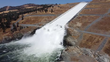 Oroville-Dam-Spillway-Overflow-Aerial-Pullback-Reveal