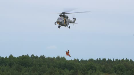 PLZ-W-3-Sokol-SARS-helicopter-demonstrating-load-lifting-at-Baltic-International-Airshow,-handheld-shot,-4k