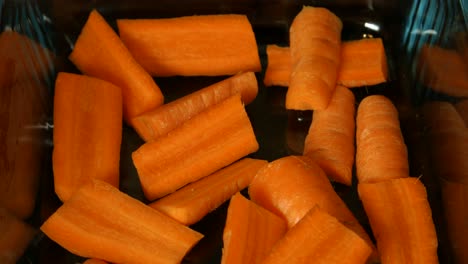 Gehackte-Karotten-Bereit-Zum-Rösten-Im-Ofen
