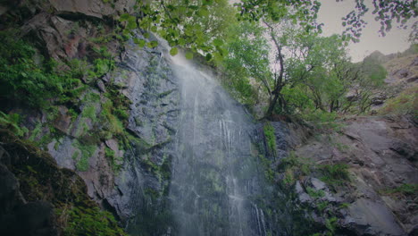 Wunderschöner-Wasserfall-In-Galizien,-Kardanische-Weitwinkel-Zeitlupenaufnahme