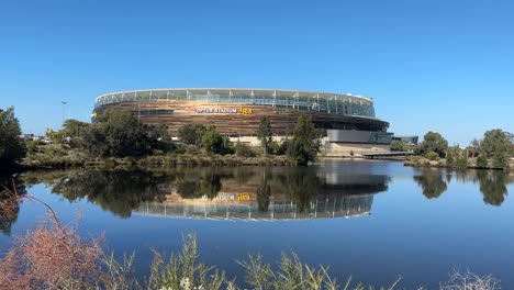El-Estadio-De-Fútbol-Afl-Optus-Perth-Se-Refleja-A-Través-Del-Agua-En-Australia-Occidental-En-Un-Día-Soleado-De-Cielo-Azul