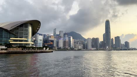 Bewölkte-Skyline-Von-Hongkong-Bei-Sonnenuntergang-Mit-Blick-Auf-Das-Kongresszentrum-Von-Star-Ferry-Am-Victoria-Harbour