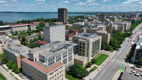 Campus-De-La-Universidad-De-Wisconsin-Con-Edificios-Residenciales-Y-Académicos.