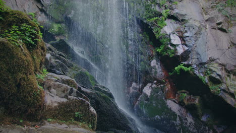 Wunderschöner-Wasserfall-In-Galizien,-Wasser,-Das-Auf-Die-Felsen-Trifft,-Kran-Gimbal-Zeitlupenaufnahme