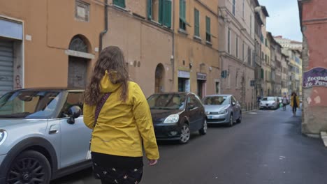 Una-Turista-Solitaria-Camina-Por-Las-Tranquilas-Calles-Secundarias-De-La-Ciudad-De-Perugia,-Provincia-De-Perugia,-Italia