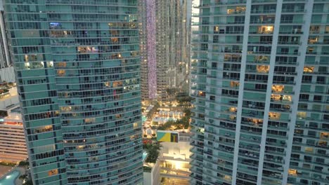 Luftdrohnenansicht-Von-Glasfenstern-Und-Wolkenkratzern,-Abendbeleuchtung,-Nahaufnahme-In-Der-Innenstadt-Von-Miami,-Einer-Pulsierenden-Stadt