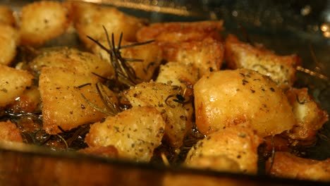 Golden-Roast-Potatoes-with-Rosemary-Seasoning