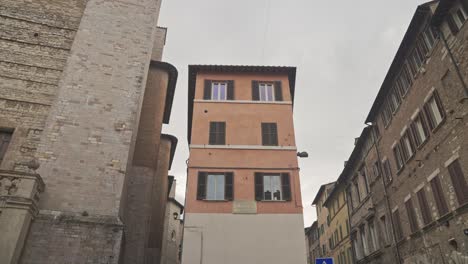The-old-quiet-back-streets-of-the-old-city-of-Perugia,-Province-of-Perugia,-Italy