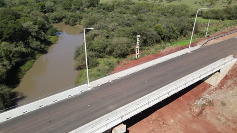 Brücke-Im-Bau-über-Einen-Kleinen-Fluss-In-Südamerika